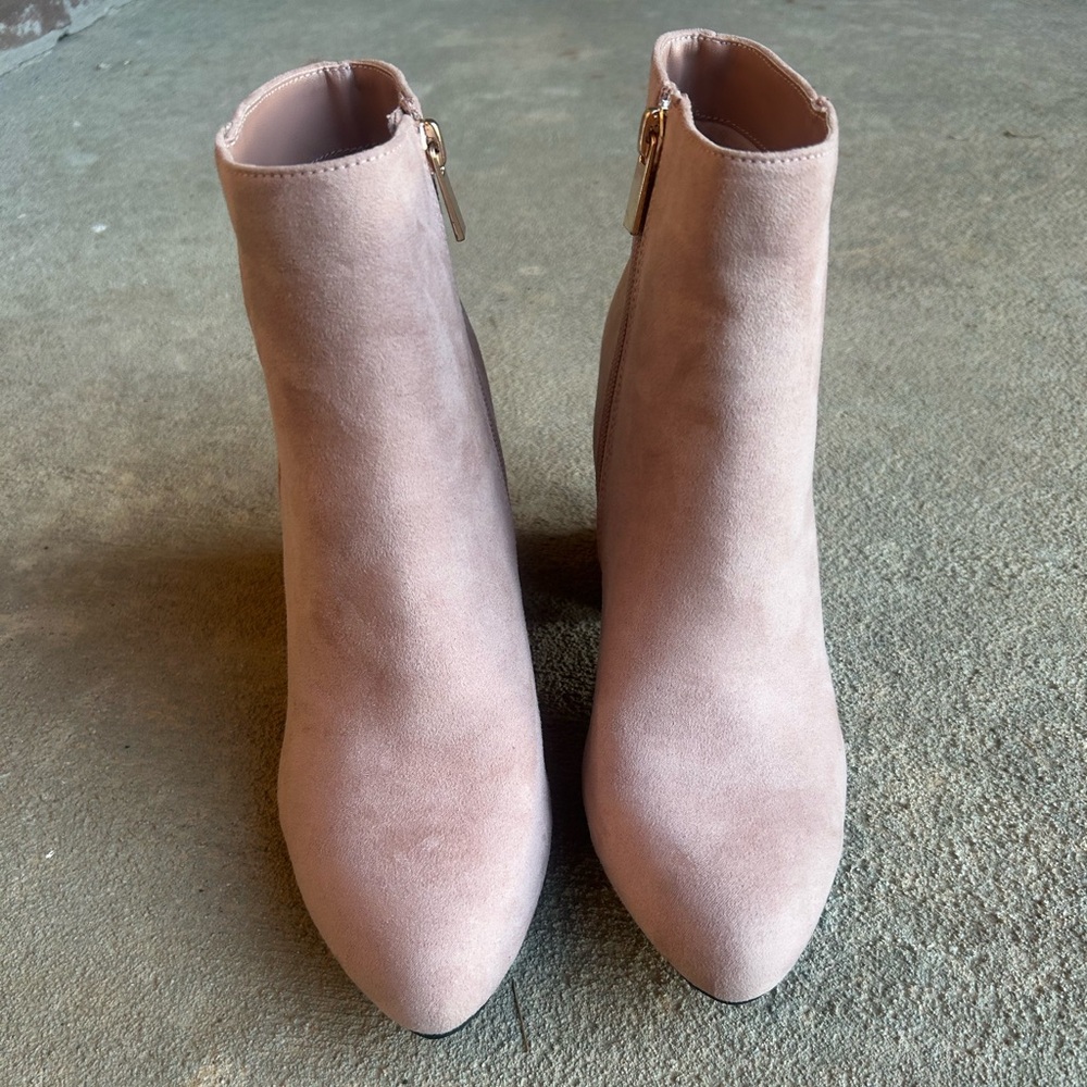 Elegant Women's Suede Ankle Boots - Soft Pink